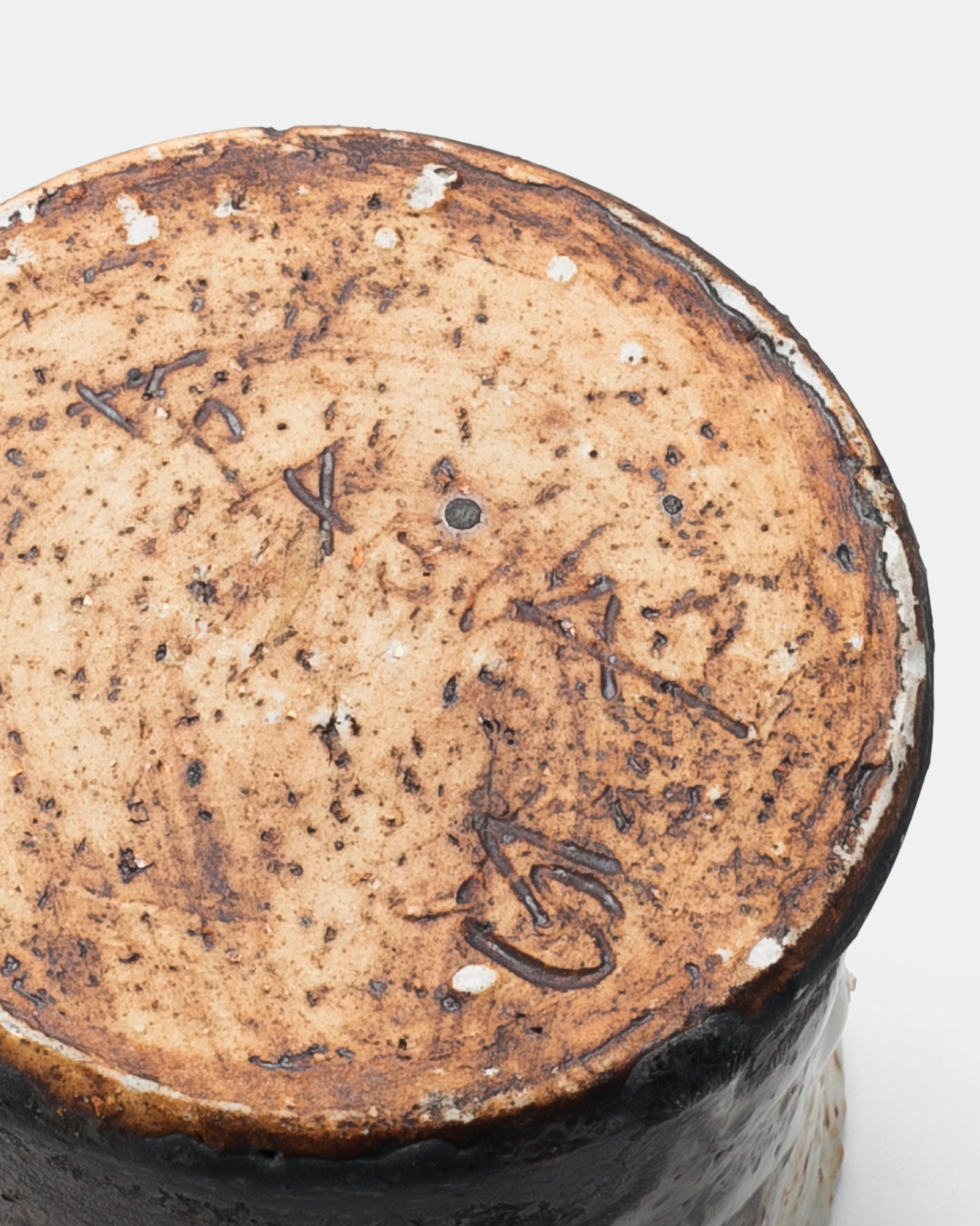 KYLLIKKI SALMENHAARA | COVERED POT | ARABIA ART DEPARTMENT – ELEPHANT